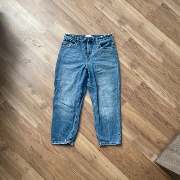 Abercrombie and Fitch Curve Love High Rise Mom Jean Short (Medium Wash) - Picture 1 of 1